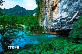 Cảnh vật bên ngoài cửa động Phong Nha (Vườn Quốc gia Phong Nha – Kẻ Bàng) đẹp như một bức tranh. (Ảnh: TTXVN phát)