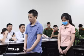 Bị cáo Phạm Vũ Khiêm (đứng trước) bị Tòa xác định là chủ mưu, cầm đầu trong vụ án. (Ảnh: Kim Anh/TTXVN)