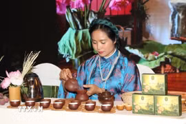 Nghệ nhân Lâm Diệu Linh biểu diễn nghệ thuật pha trà. (Ảnh: TTXVN phát)