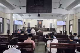 Quang cảnh phiên tòa xét xử sơ thẩm vụ án dân sự công ích đầu tiên tại Tòa án nhân dân khu vực 1 - Quảng Ninh. (Ảnh: Thanh Vân/TTXVN)