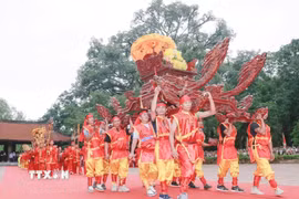 Lễ hội Lam Kinh được bắt đầu với nghi thức rước kiệu truyền thống. (Ảnh: Hoa Mai/TTXVN)