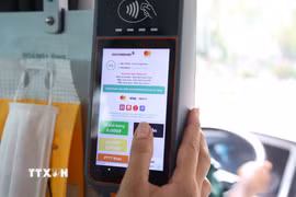 Bảng thanh toán điện tử thông báo miễn phí vé xe buýt cho hành khách trên xe tuyến số 88. (Ảnh: Hồng Đạt/TTXVN)