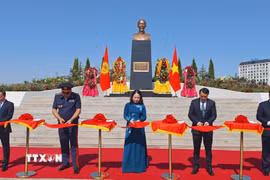 Phó Chủ tịch nước Võ Thị Ánh Xuân và các đại biểu thực hiện nghi thức cắt băng khánh thành Tượng đài Hồ Chí Minh. (Ảnh: Tâm Hằng/TTXVN)