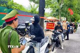 Lực lượng Cảnh sát giao thông và Công an cơ sở phối hợp kiểm soát phương tiện, xử lý vi phạm trật tự, an toàn giao thông. (Ảnh: Trung Nguyên/TTXVN)