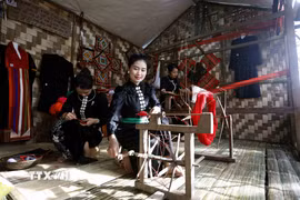 Đồng bào dân tộc Thái trình diễn dệt thổ cẩm tại Tuần Văn hóa Du lịch Mộc Châu tỉnh Sơn La năm 2026. (Ảnh: Quang Quyết/TTXVN)