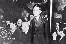 Từ 25 - 30/12/1920, Nguyễn Ái Quốc (tên của Chủ tịch Hồ Chí Minh trong thời gian hoạt động cách mạng ở Pháp) tham dự Đại hội lần thứ 18 Đảng Xã hội Pháp ở thành phố Tours với tư cách đại biểu Đông Dương. Nguyễn Ái Quốc ủng hộ Luận cương của Lenin về vấn đề dân tộc và thuộc địa; tán thành việc thành lập Đảng Cộng sản Pháp và trở thành một trong những người sáng lập Đảng Cộng sản Pháp và cũng là người Cộng sản đầu tiên của dân tộc Việt Nam. Ảnh: Tư liệu TTXVN