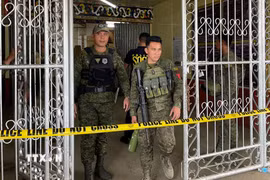 Binh sỹ và cảnh sát Philippines gác tại hiện trường một vụ tấn công. (Ảnh minh họa: AFP/TTXVN)