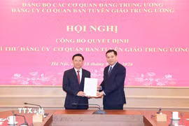 Đồng chí Nguyễn Long Hải, Ủy viên Trung ương Đảng, Phó Bí thư Thường trực Đảng ủy các cơ quan Đảng Trung ương trao Quyết định cho đồng chí Trần Thanh Lâm. (Ảnh: Phương Hoa/TTXVN)
