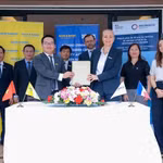Ông Võ Hoàng Hải - Phó tổng giám đốc Nam A Bank và bà Rebecca Benhamou, Giám đốc Đầu tư cao cấp của Proparco ký kết thỏa thuận dưới sự chứng kiến của ông Julien Seillan - Giám đốc quốc gia AFD và lãnh đạo hai bên. (Ảnh: Vietnam+)