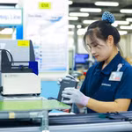 Lắp ráp điện thoại thông minh tại Công ty TNHH Samsung Electronic Việt Nam Thái Nguyên, Khu công nghiệp Yên Bình. (Ảnh: Hoàng Nguyên/TTXVN).