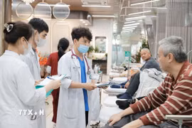 Bảo vệ, chăm sóc và nâng cao sức khỏe nhân dân là nhiệm vụ chính trị hàng đầu. (Ảnh: Minh Quyết/TTXVN). 