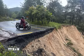 Toàn bộ tuyến đèo Mimosa bị tê liệt sau vụ sụt lún. (Ảnh: Chu Quốc Hùng/TTXVN)