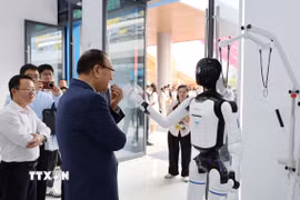 Các khu trưng bày về AI tại CAEXPO năm 2026 luôn thu hút sự quan tâm của doanh nghiệp cũng như người dân Trung Quốc và ASEAN. (Ảnh: Công Tuyên/TTXVN)