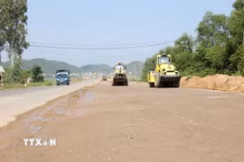 Các nhà thầu huy động thiết bị xe máy triển khai thi công các hạng mục nền đường. (Ảnh: Xuân Triệu/TTXVN)