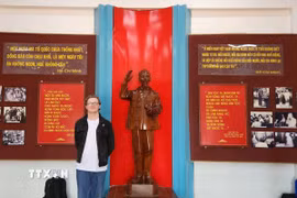 Ông Kyril Whittaker, nhà nghiên cứu người Anh, bên tượng Chủ tịch Hồ Chí Minh. (Ảnh: TTXVN phát)