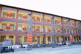 Các dãy phòng học tại Trường Phổ thông nội trú liên cấp Tiểu học và Trung học cơ sở Sơn Vĩ được trang hoàng, chuẩn bị cho lễ khai giảng năm học 2026-2027. (Ảnh: Minh Tâm/TTXVN)