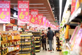 Người tiêu dùng mua sắm tại siêu thị ở Giang Tô, Trung Quốc. (Ảnh: THX/TTXVN)