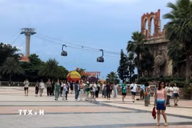 Khách du lịch tham quan, trải nghiệm cáp treo Hòn Thơm, thành phố Phú Quốc (Kiên Giang). Ảnh: Lê Huy Hải - TTXVN