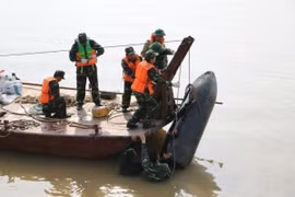 Một hoạt động trục vớt quả bom chưa nổ của lực lượng chức năng Việt nam (Ảnh: Thành Đạt/TTXVN) 