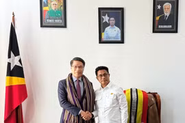 Đại biện Việt Nam tại Timor Leste Phạm Bình Đàm và Phó Thủ tướng Timor Leste, Mariano Assanami Sabino. (Ảnh: TTXVN phát)