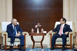 Thủ tướng Phạm Minh Chính gặp Thủ tướng Armenia Nikol Pashinyan. (Ảnh: Dương Giang/TTXVN)