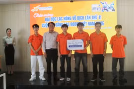 Các thành viên đội LF-FOF (Trường đại học Lạc Hồng, thành phố Đồng Nai) được khen thưởng sau khi xuất sắc giành ngôi vô địch Robocon Việt Nam 2026. (Ảnh: Lê Xuân/TTXVN)