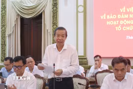 Tiến sỹ, bác sỹ Nguyễn Văn Vĩnh Châu, Phó giám đốc Sở Y tế Thành phố Hồ Chí Minh, báo cáo tình hình nhân lực tại các trạm y tế cấp xã. (Ảnh: Đinh Hằng/TTXVN)