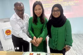 Đại sứ Trịnh Thị Tâm và Thứ trưởng Ngoại giao Maldives Aminath Shabeena cắt bánh tại buổi Lễ kỷ niệm. (Ảnh: TTXVN phát) 