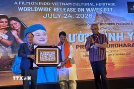 Giáo sư, Tiến sỹ Chu Bảo Quế tặng tranh Đông Hồ cho ông Kailash Vijayvargiya, Bộ trưởng Các vấn đề Nghị viện bang Madhya Pradesh đồng thời là khách mời chính của sự kiện. (Ảnh Ngọc Thúy/TTXVN)