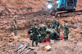 Công tác tìm kiếm, quy tập hài cốt liệt sỹ tại khu vực B, công viên Lê Thị Riêng. (Ảnh: TTXVN phát)