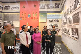 Đại biểu tham quan Nhà tưởng niệm Đại tá, Anh hùng Lực lượng vũ trang nhân dân, liệt sỹ Phạm Ngọc Thảo. (Ảnh: Huỳnh Phúc Hậu/TTXVN)