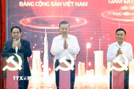 Tổng Bí thư Tô Lâm, Thủ tướng Phạm Minh Chính, Thường trực Ban Bí thư Trần Cẩm Tú thực hiện nghi thức ra mắt 3 nền tảng số phục vụ triển khai Nghị quyết 57-NQ/TW. (Ảnh: Thống Nhất/TTXVN)