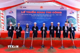Các đại biểu thực hiện nghi thức triển khai thi công xây dựng công trình đường dây 500KV Lào Cai-Vĩnh Yên, đoạn tuyến qua địa phận tỉnh Yên Bái. (Ảnh: TTXVN phát)