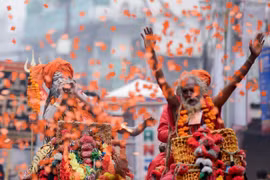 Các tín đồ đạo Hindu tham gia Lễ hội Mahakumbh Mela ở Prayagraj, Ấn Độ. (Ảnh: ANI/TTXVN)