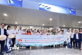 Lãnh đạo ngành du lịch Hà Nội và các đơn vị lữ hành chào đón vị khách quốc tế thứ 5 triệu đến Hà Nội năm 2026 cùng đoàn khách đến từ Tây Ban Nha tại Cảng Hàng không quốc tế Nội Bài. (Ảnh: Tuyết Mai/TTXVN)