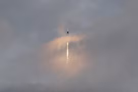 Một tên lửa đẩy của SpaceX mang theo tàu vũ trụ Dragon chở phi hành đoàn tham gia sứ mệnh Axiom Mission 3 rời bệ phóng tại Trung tâm Vũ trụ Kennedy ở Cape Canaveral, Florida, Mỹ, ngày 18/1/2024. (Ảnh: AFP/TTXVN)