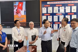 Bí thư Thành ủy Thành phố Hồ Chí Minh Trần Lưu Quang kiểm tra hoạt động tại Trung tâm Phục vụ hành chính công an phường Dĩ An. (Ảnh: Huyền Trang/TTXVN)