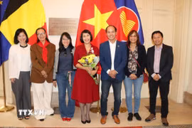Đại sứ Nguyễn Hương Trà chụp ảnh lưu niệm cùng đại diện Hội Trí thức và Chuyên gia Người Việt tại Bỉ và Luxembourg (ViLaB). (Ảnh: Duy Tùng/TTXVN)