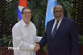 Chủ tịch ĐHĐ LHQ Dennis Francis gặp Bộ trưởng Bộ Ngoại giao Cuba Bruno Rodríguez Parilla (trái). (Ảnh: Mai Phương/TTXVN)