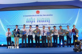 Lãnh đạo các địa phương trao chứng nhận đầu tư cho các doanh nghiệp, nhà đầu tư tại hội nghị. (Ảnh: Hồng Hiếu/TTXVN)