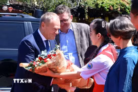 Tặng hoa chúc mừng Thủ tướng Ba Lan Donald Tusk thăm Phố cổ Hội An. (Ảnh: Trần Lê Lâm/TTXVN)