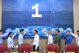 Các đại biểu thực hiện nghi thức bấm nút phát động phong trào “Bình dân học vụ số”. (Ảnh: Đinh Hương/TTXVN)