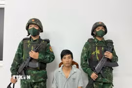 Đối tượng Phạm Huỳnh Giỏi bị bắt giữ tại Đồn Biên phòng Ninh Điền vì hành vi tổ chức cho người khác xuất cảnh trái phép. (Ảnh: TTXVN phát) 