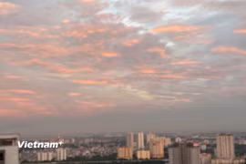 Ngắm trọn khoảnh khắc bình minh và hoàng hôn trên bầu trời Hà Nội