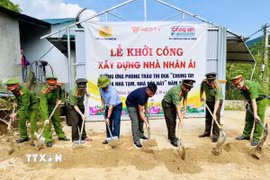 Lễ khởi công làm Nhà nhân ái cho người dân trên địa bàn các bản Tân Mai và Xói Voi, xã Nhôn Mai, tỉnh Nghệ An. (Ảnh: TTXVN phát)