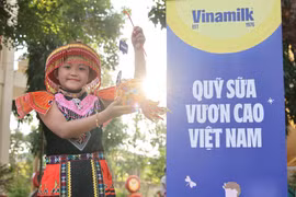Khoảnh khắc em nhỏ cầm lồng đèn tham gia ngày hội Trung thu tại Ea Rốk (Ảnh: Nguyễn Hoàng).