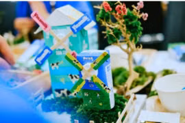 Những chiếc vỏ hộp sữa Vinamilk được “tái sinh” thành những mô hình xinh xắn (Ảnh: Minh Anh).