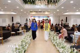 Tiết mục trình diễn áo truyền thống Nam bộ Việt Nam tại Lễ hội. (Ảnh: Đào Lâm/TTXVN)
