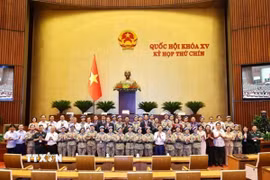 Các đồng chí Phó Chủ tịch Quốc hội với ban soạn thảo và sỹ quan Cục Gìn giữ hòa bình. (Ảnh: TTXVN)