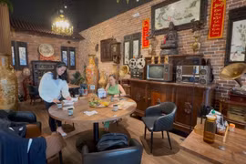 Không gian đậm chất văn hóa của người Việt tại một cơ sở của chuỗi nhà hàng Linh Anh. (Ảnh: Hà Linh/TTXVN)